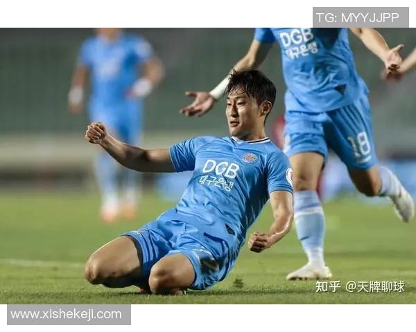 足球明星照片转场的艺术魅力与视觉冲击力探讨 足球明星照片转场的艺术魅力与视觉冲击力探讨