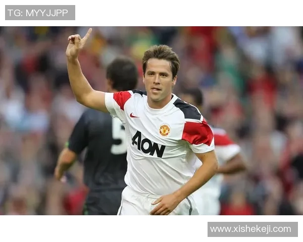 足球明星黑白临摹艺术作品展现球场风采与激情的完美结合